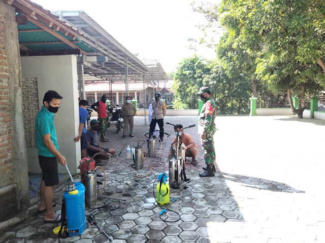 Babinsa Kembali Semprotkan Desinfektan di Desa Binaan Babinsa Kembali Semprotkan Desinfektan di Desa Binaan