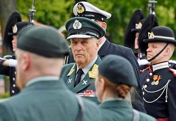 King Harald, Crown Prince Haakon. Queen Sonja and Crown Princess Mette-Marit is wearing traditional clothing