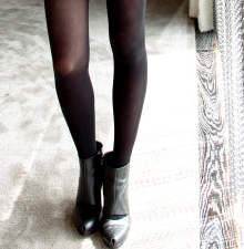 Celebrity Legs and Feet in Tights: Ellen Page`s Legs and Feet in Tights 3