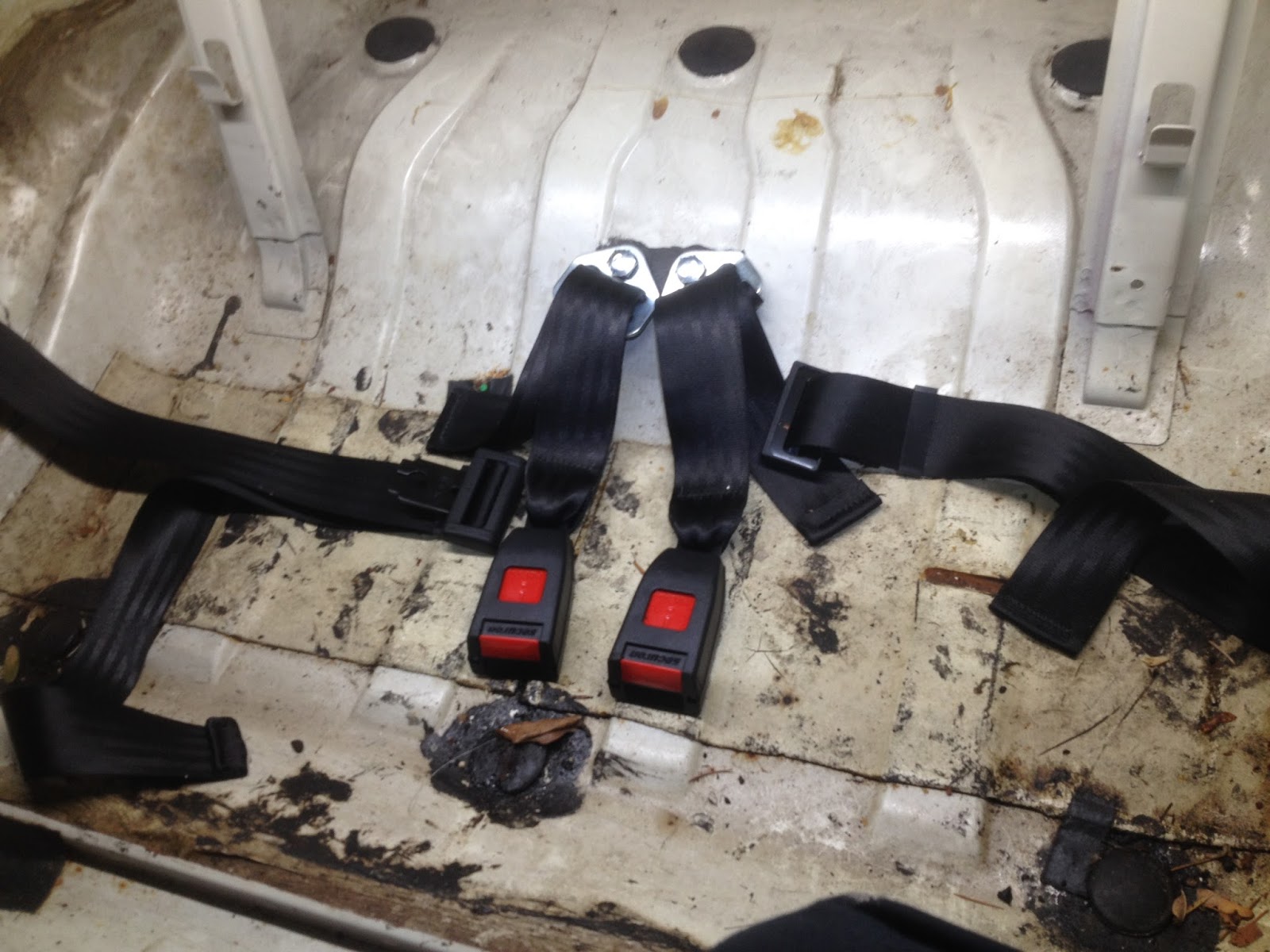 STELLA STAG MAKING A GOOD TRIUMPH STAG EVEN BETTER SEAT BELTS