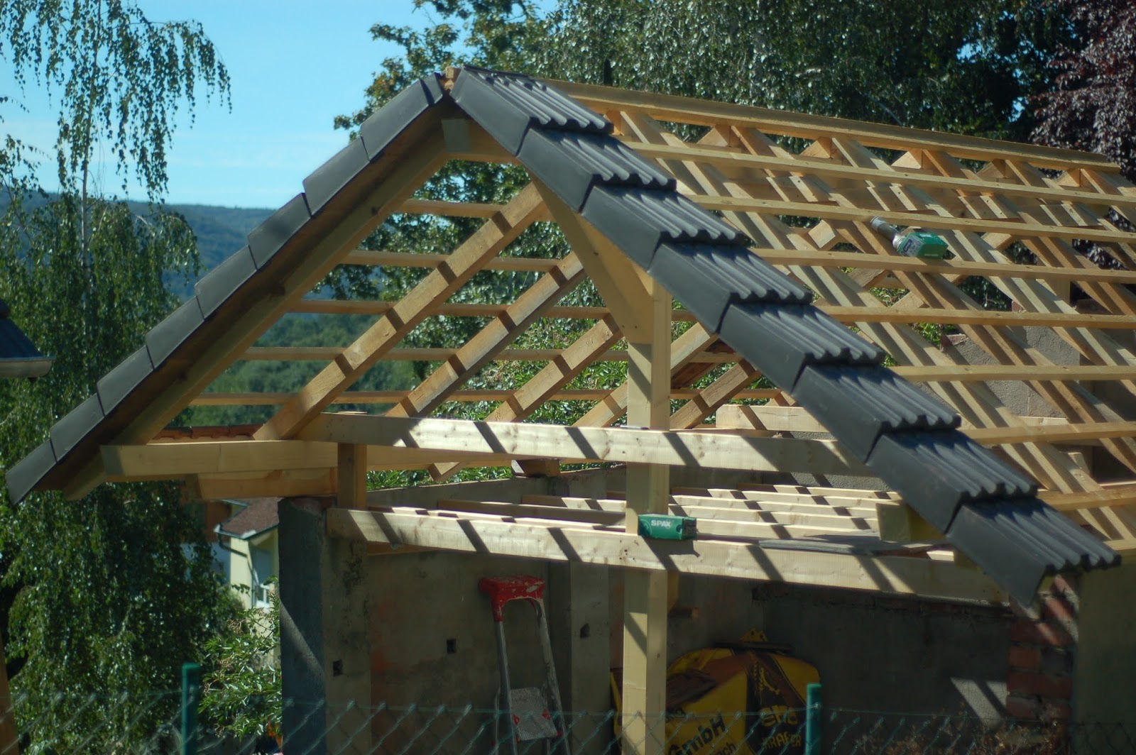 Karl Erwin und die Frau - ein Haus wird glücklich: Dach decken - ganz