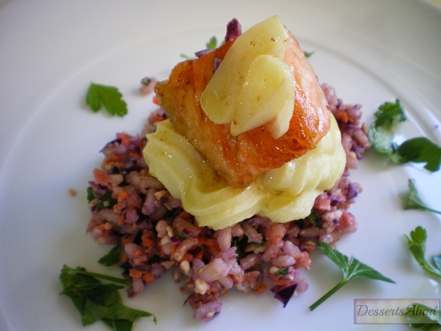 Salmón al ajillo sobre puré de patatas y ensalada con crudités