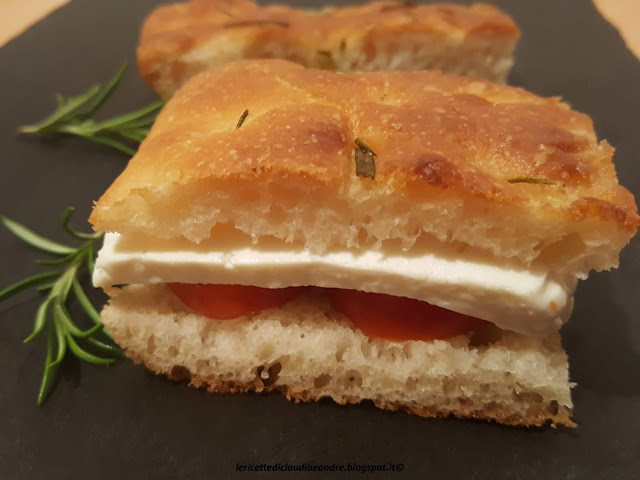 Focaccia morbida al rosmarino