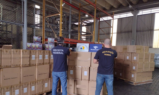 Equipes de Vigilância e Repressão ao Contrabando e Descaminho da Alfândega da Receita Federal em Santos apreenderam, esta semana, 16.620 aparelhos desbloqueadores de TV por assinatura, comumente conhecidos como receptores FTA, no valor de R$ 8,31 milhões. A atuação foi em parceria com a Agência Nacional de Telecomunicações (Anatel).