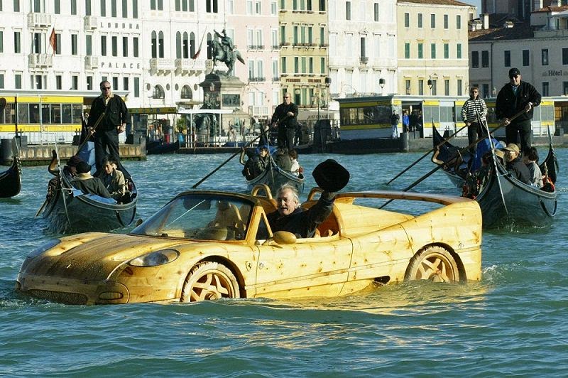 الفنان  الايطالي ليفيو يصنع  سيارة خشبية من طراز فيراري اف 50