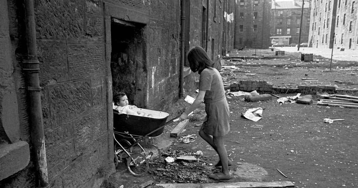 33 Powerful Photos Document Poor Housing Conditions and the Lives of People Living in Slums in