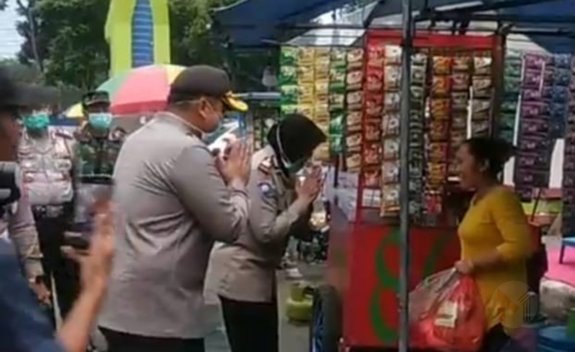 Kapolres Malang Bagikan Sembako Kepada Pedagang Kaki Lima Yang Terimbas Pandemi Covid-19 Kapolres Malang Bagikan Sembako Kepada Pedagang Kaki Lima Yang Terimbas Pandemi Covid-19