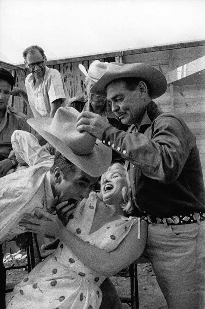 Montgomery Clift, Marilyn Monroe y Clark Gable en el Set de "Vidas rebeldes" (1961)