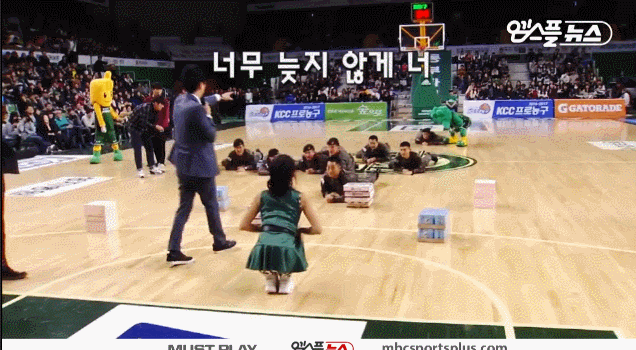 군인 꼭 안아주는 치어리더의 팬서비스