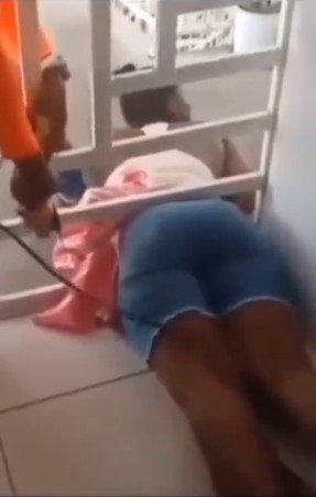 Lady gets stuck while she trying to catch her cheating Boyfriend (Video)