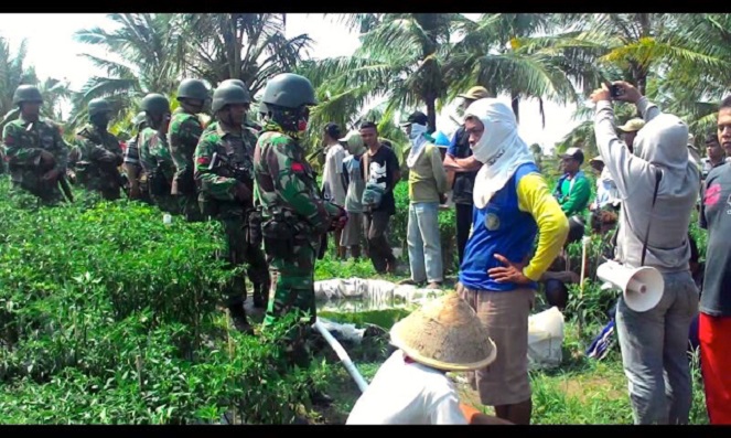 TNI-AD dan Warga Urutsewu | Foto sourch Mongabay.com