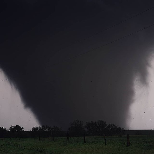 шторм из сотни смерчей worldbox