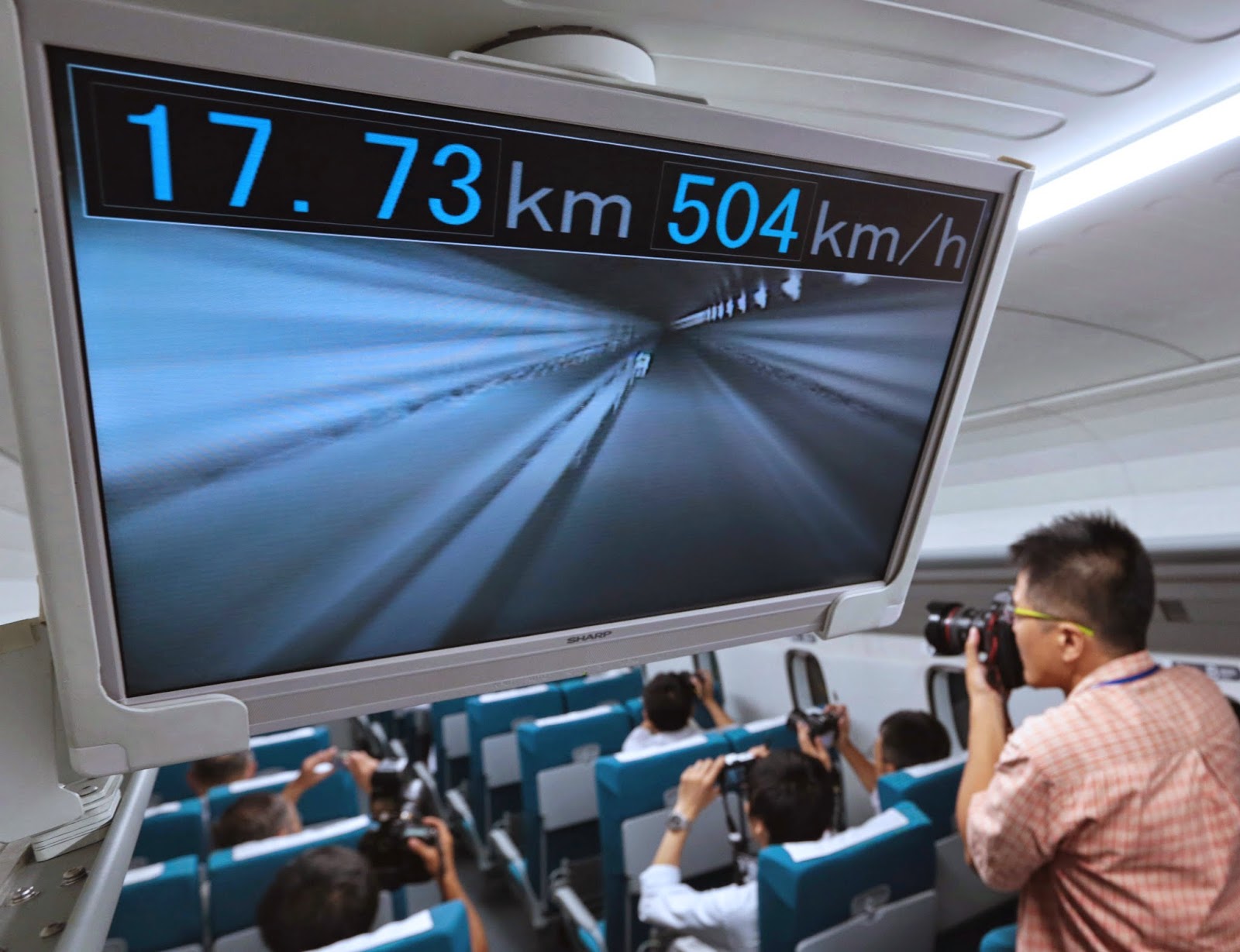 Мониторы самым быстрым поездом Китая. Свыше 600 км/ч, Япония). SCMAGLEV l0 Series.