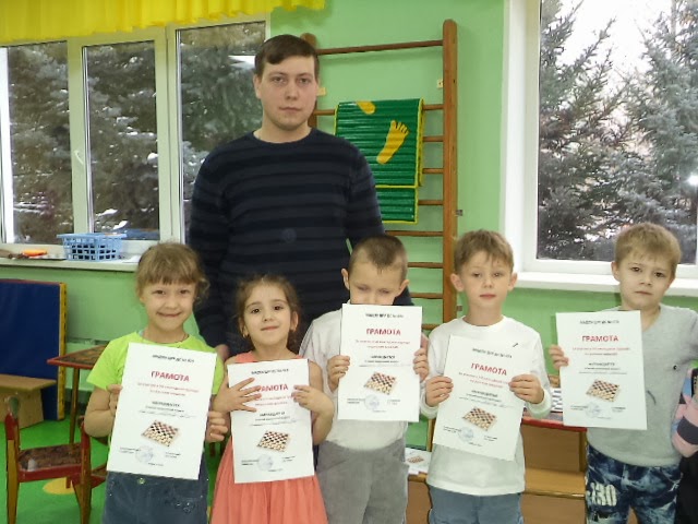 картинка ребята. три мальчика. дети младшего школьного возраста. ребенок улыбается. побег из тюрьмы екатеринбург.