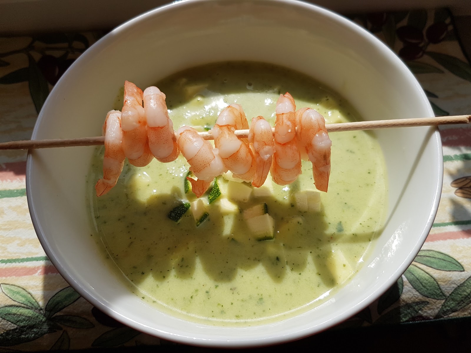 Aus dem Lameng: Zucchini Suppe mit einem Schuss Sahne und Garnelen