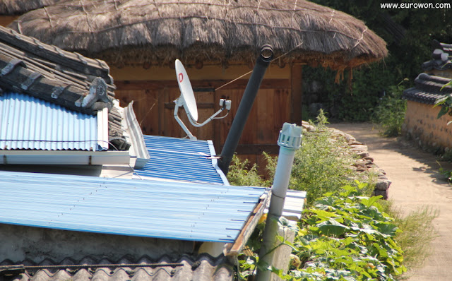 Antena parabólica en la aldea tradicional Museom