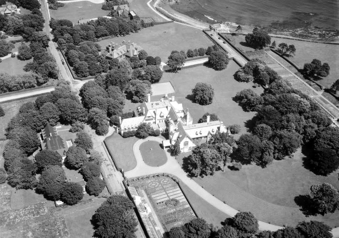 Half Pudding Half Sauce "SEAVIEW TERRACE", THE NEWPORT HOUSE of EDSON