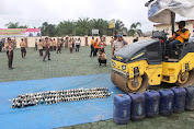 Pemusnahan Ratusan Botol Minuman Keras di Halaman Polres Mesuji Lampung