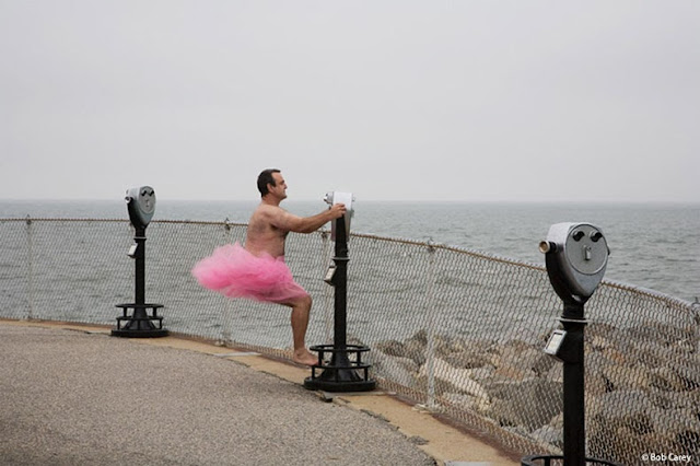Hombre se pone un tutú rosa y viaja por el mundo esposa lucha contra el cáncer de mama