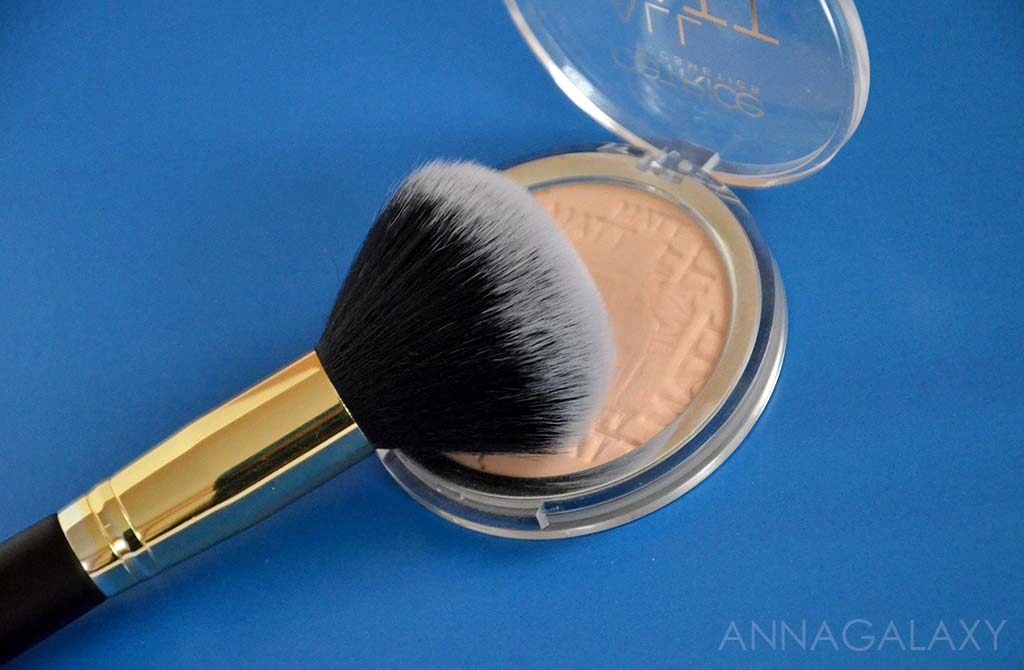 Ec app 027 кисть для румян футляр малая. Kiko milano smart foundation brush. Щеточка для пудры. Для нанесения пудры. Макияж нанесение пудры.