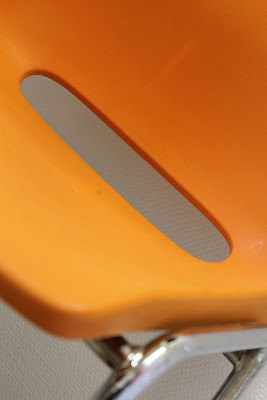 Orange stol i formgjuten plast