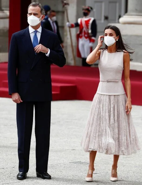 Queen Letizia wore a pink top and lace midi skirt from Felipe Varela. Gala dinner for President Moon Jae-in and Kim Jung-sook