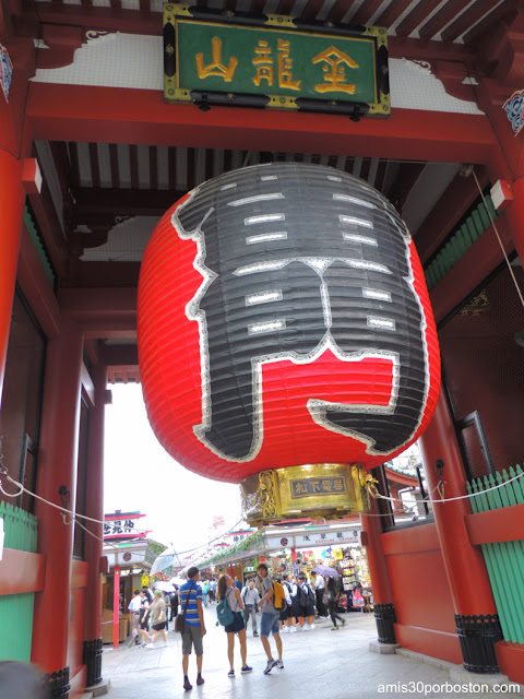 Farol de la Puerta Kaminarimon en el Templo Sensoji