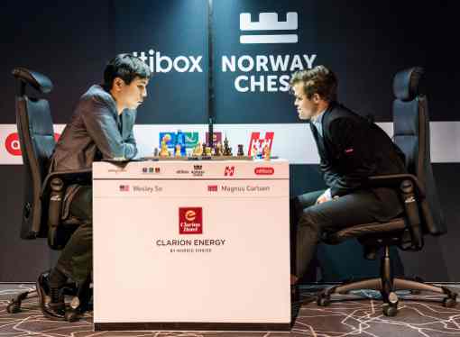 Contre toute attente l'Américain Wesley So défait le champion du monde d'échecs Magnus Carlsen sur une défense semi-slave en 44 coups - Photo © site officiel Contre toute attente l'Américain Wesley So défait le champion du monde d'échecs Magnus Carlsen sur une défense semi-slave en 44 coups - Photo © site officiel