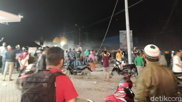 Gelombang 2 TKA China Tiba di Sultra, Massa Aksi Dipukul Mundur Polisi Gelombang 2 TKA China Tiba di Sultra, Massa Aksi Dipukul Mundur Polisi
