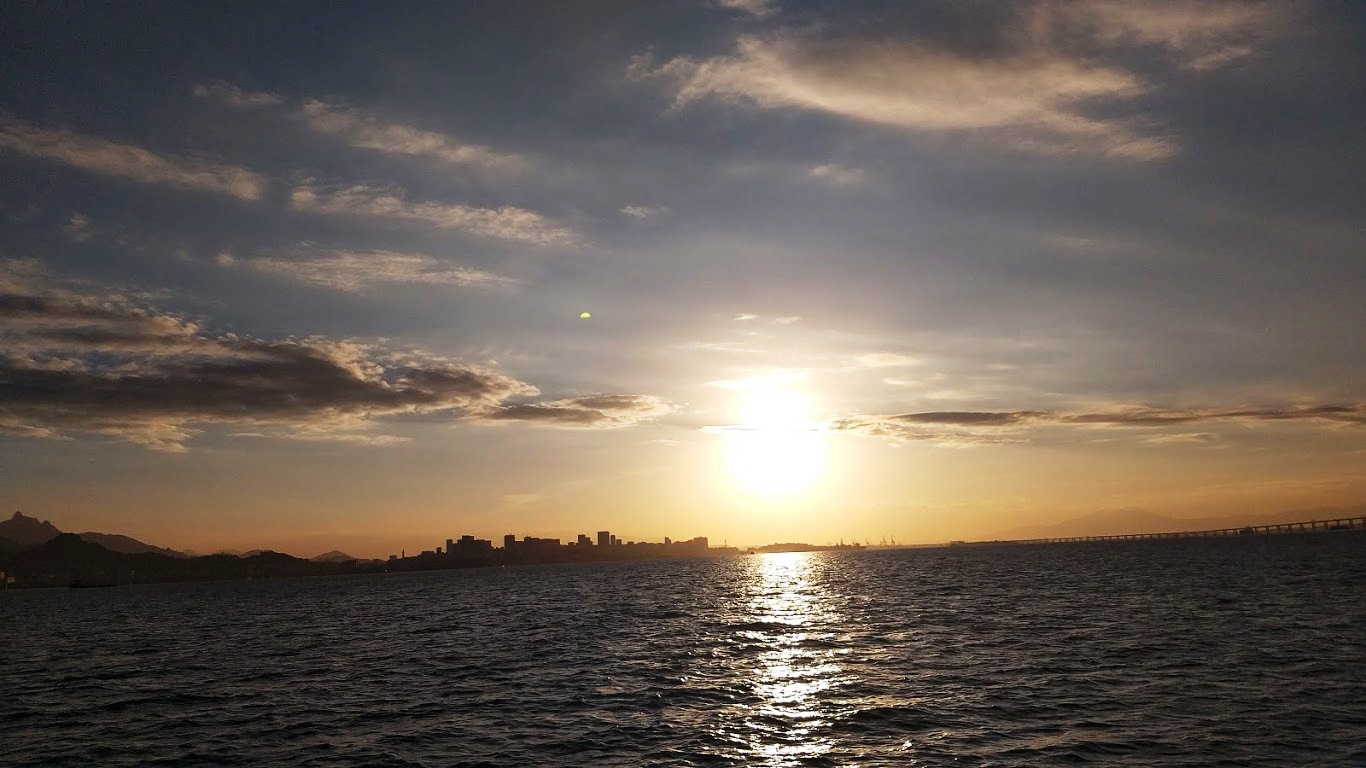 Passeio de barco na Baía de Guanabara, no Rio de Janeiro, e com um lindo pôr do sol