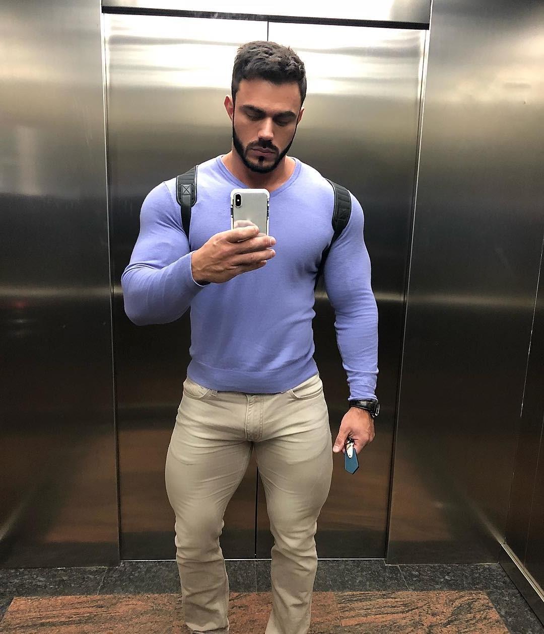 sexy-muscular-hunk-male-elevator-hottie-selfie