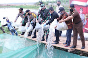 Kapolda Sumsel Bersama Pangdam II Sriwijaya Tabur Benih Ikan di Kabupaten OI