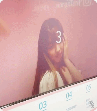 혼자 스티커 사진찍는 오마이걸 유아.gif | 인스티즈