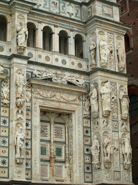Vista del lateral derecho de la iglesia de la Cartuja de Pavia