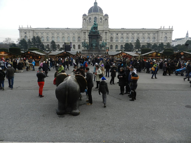 Weihnachtsdorf Maria Theresienplatz