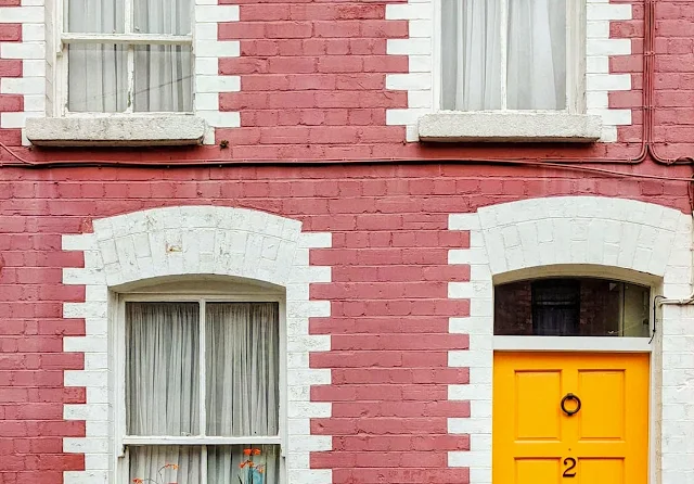 Hidden Gems Dublin: Yellow door with ornate brickwork in South Lotts