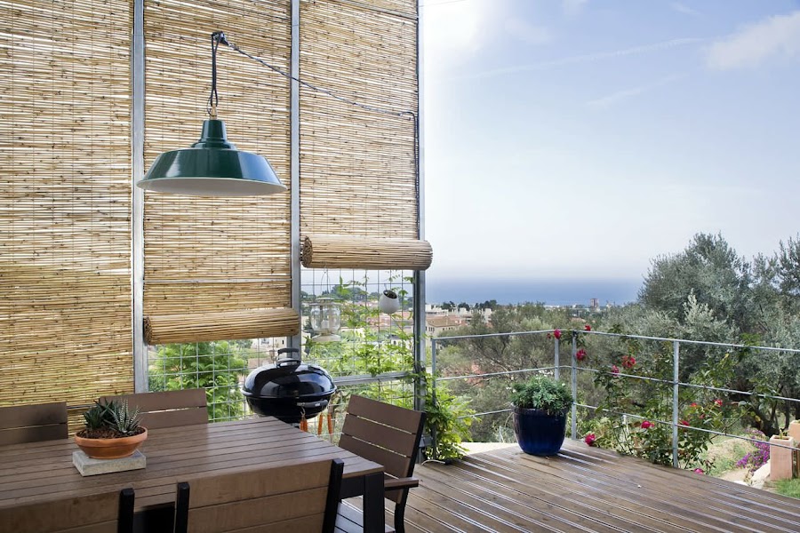 cortinas enrollables de bambú en terraza