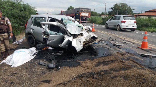 Mulher morre em acidente na BR-116 Norte, em Feira de Santana