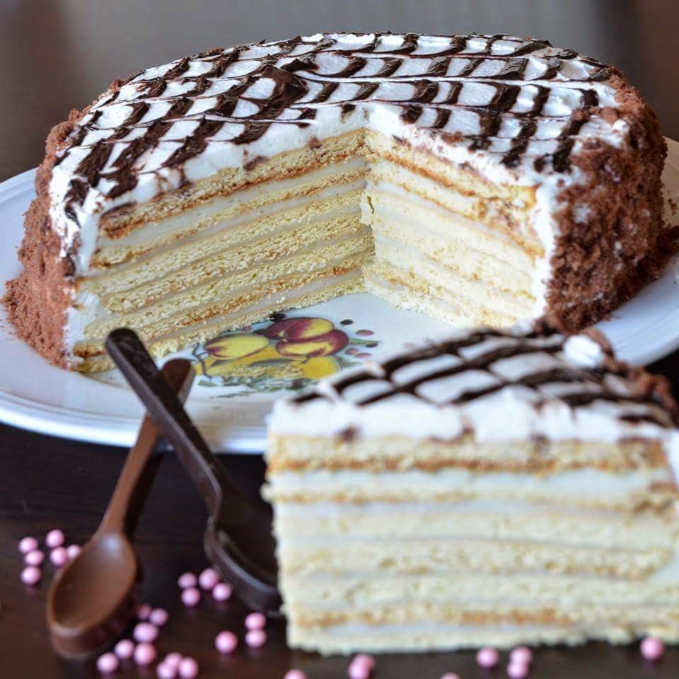 Торт с молочным кремом рецепт с фото. Черемуховый медовик. Сметанный торт. Торт со сметанным кремом. Сметанный торт в домашних.