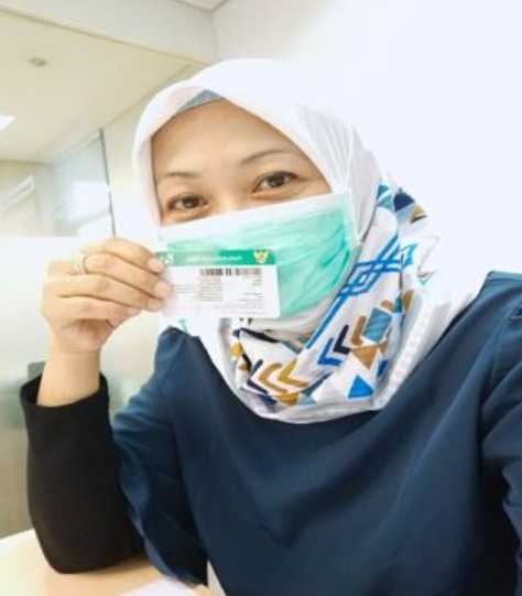 Wiji Terbantu dengan Layanan BPJS Kesehatan 1500 400 Mojokerto – majalahglobal.com : Di tengah pandemi corona virus disease (Covid-19) yang semakin meluas dan bertambahnya jumlah penduduk Indonesia yang terpapar virus ini. Membuat pemerintah pusat, daerah, dan sebagian besar pelayanan publik di Indonesia menerapkan pelayanan terbatas, tak terkecuali BPJS Kesehatan Kantor Cabang Mojokerto. Namun, pemberlakuan pembatasan layanan ini bukan berarti lantas mengurangi kualitas pelayanan terhadap peserta. Hal ini dirasakan Wiji, salah satu peserta JKN-KIS segmen Pekerja Bukan Penerima Upah (PBPU) kelas 3. Ia memutuskan mendaftarkan dirinya dan keluarganya menjadi peserta JKN-KIS melalui care center 1500400, karena bulan sebelumnya, ibunda dari Wiji mengalami stroke ringan sehingga harus menjalani pengobatan dan kontrol dengan biaya pribadi “Saya sangat terbantu sekali, meskipun di masa pandemi seperti sekarang ini, BPJS Kesehatan tetap melayani peserta dengan maksimal. Salah satunya yaa itu, bisa daftar lewat care center 1500400,” ungkap Wiji. Wiji mengungkapkan melalui BPJS Kesehatan Care Center, pelayanan lebih praktis tanpa harus datang ke kantor sehingga proses pendaftaran bisa dilakukan dari rumah . “Habis daftar lewat telepon, dimintain nomer rekening, KTP, KK, dan diberi nomor virtual account buat transfer dananya sesuai dengan kelas berapa, dan nunggu 14 hari untuk membayar iuran pertama, lalu setelah transfer, kartu dikirim lewat pos. Saya kira setelah daftar akan tetap mengambil kartu di kantor BPJS Kesehatan, eh ternyata kartu dikirim ke rumah lewat pos,” tutur Wiji. Wiji juga menyampaikan setelah menerima kartu, ia mengantar ibunya untuk berobat Ke Fasilitas Kesehatan Tingkat Pertama (FKTP) Puskesmas Balongbendo kemudian ke Rumah Sakit Anwar Medika, Krian dan seluruh biaya pengobatan ditanggung oleh Jaminan Kesehatan Nasional- Kartu Indonesia Sehat (JKN-KIS). “Setelah dapat kartu, seminggu kemudian dipakai ibu saya untuk rawat jalan. dan semuanya gratis, dan pelayanannya baik, bersyukur sekali pelayanan Rumah Sakit dan dokternya baik, untuk obat juga sama yang diberikan. Tidak ada yang beda semuanya sama seperti dulu saat belum pakai JKN-KIS (ketika menjadi pasien umum),” tutupnya. (Jayak)