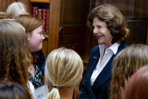 Queen Silvia presented Mayflower 2018 diplomas to 6th-8th grade students of Adolf Fredrik Music School who have collected the highest amount donation