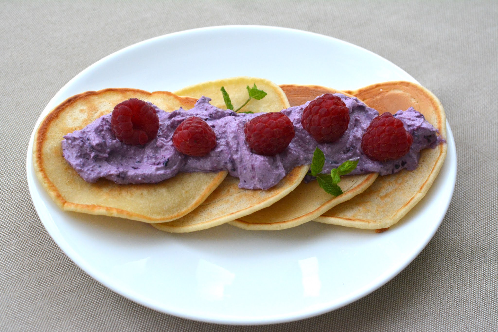 Owsiane pancakes z twarogiem jagodowym