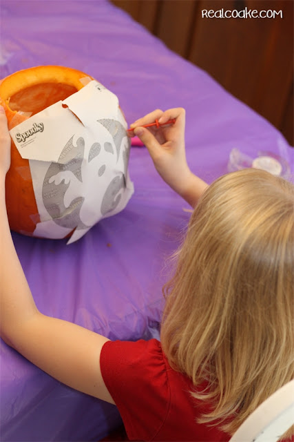 Great fall family fun pumpkin carving ideas with #PupmkinMastersKit from realcoake.com