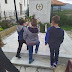Παιδάκια στην ενορία Κεστρίνης Θεσπρωτίας άφησαν ένα μπουκέτο λουλούδια στο Μνημείο Πεσόντων