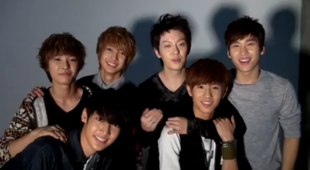 [Video] Boyfriend cheers students taking college entrance exam | Daily