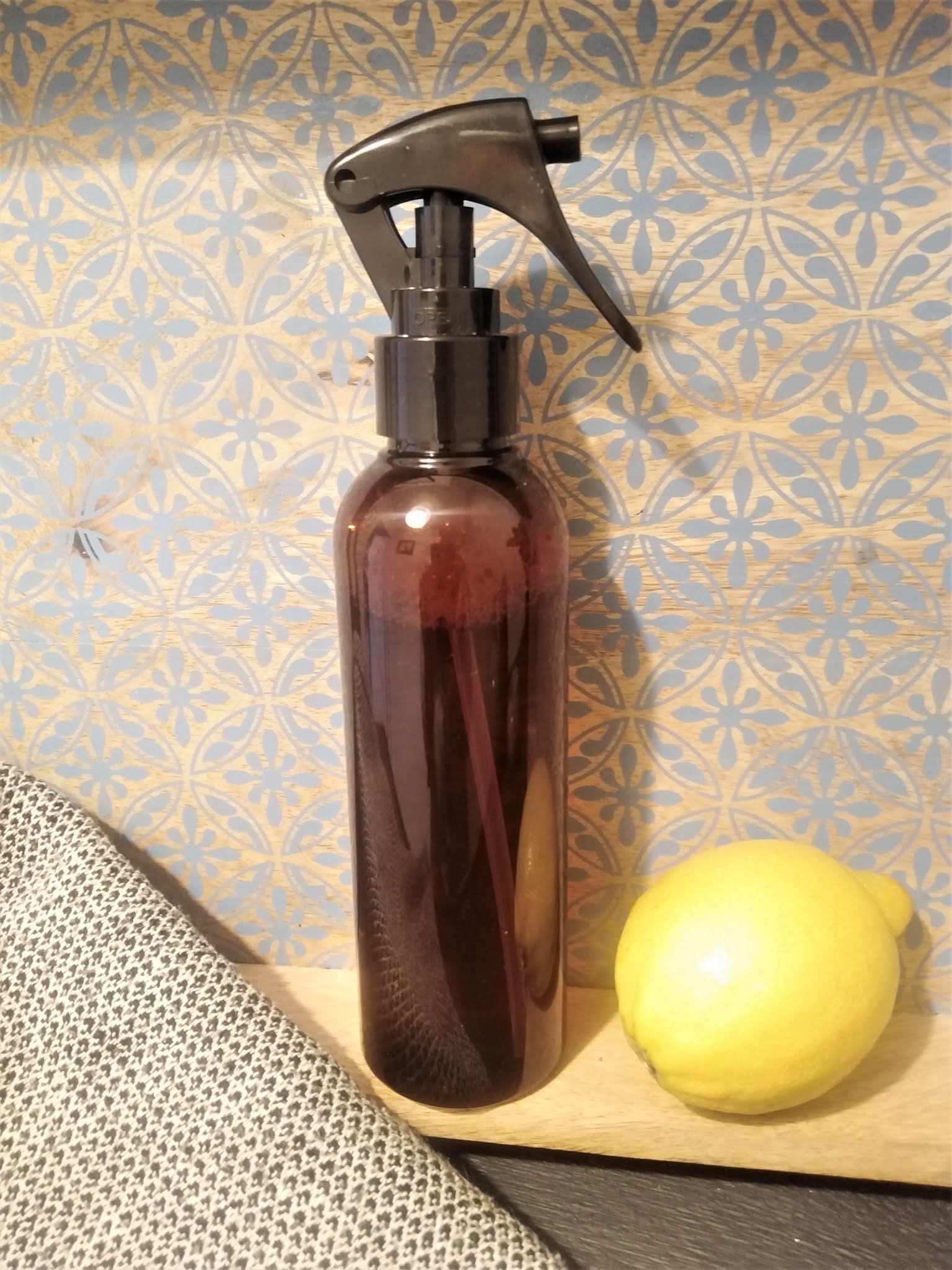 HOW TO MAKE THE EASIEST CHEAPEST ECO GLASS CLEANING SPRAY Hut