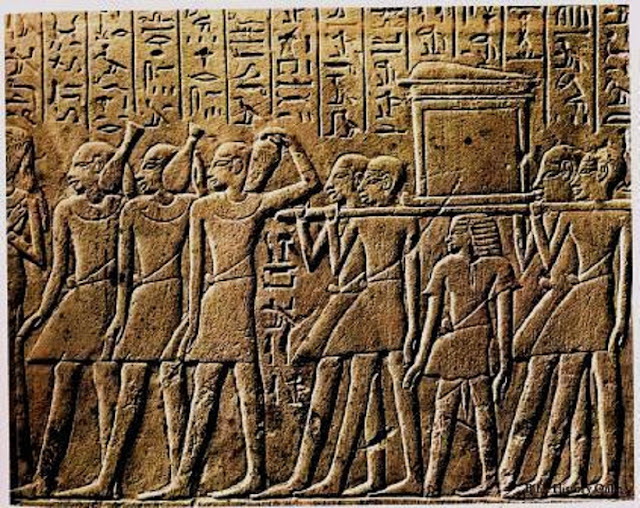 Египетские изображения процессий с ковчегами богов.