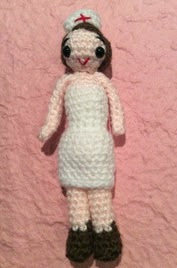 http://translate.googleusercontent.com/translate_c?depth=1&hl=es&rurl=translate.google.es&sl=en&tl=es&u=http://www.lonemer.com/2014/03/monika-nurse-free-amigurumi-doll-pattern.html&usg=ALkJrhjYBP-DhW7OrDjjK6wvFY9anlCMWw