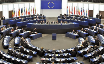 Noul mecanism pentru vegherea respectarii Criteriilor de la Copenhaga ar trebui sa defineasca indicatorii, sa elaboreze recomandari constrangatoare si sa impuna penalitati precum inghetarea fondurilor europene pentru tarile care nu respecta aceste recomandari. 