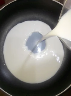 pour-the-milk-into-the-pan
